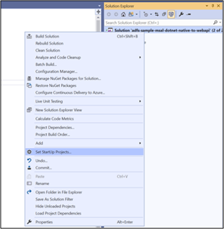 Captura de pantalla de la lista que aparece al hacer clic con el botón derecho en la solución con la opción Establecer proyectos de inicio resaltada.