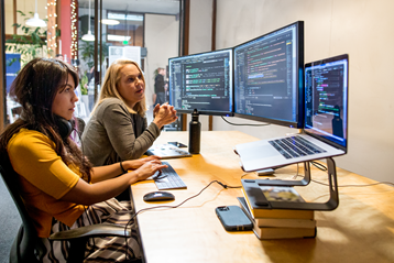 Kuva yleisistä liikeyrittäjästä Office-asetuksen tietokoneissa.