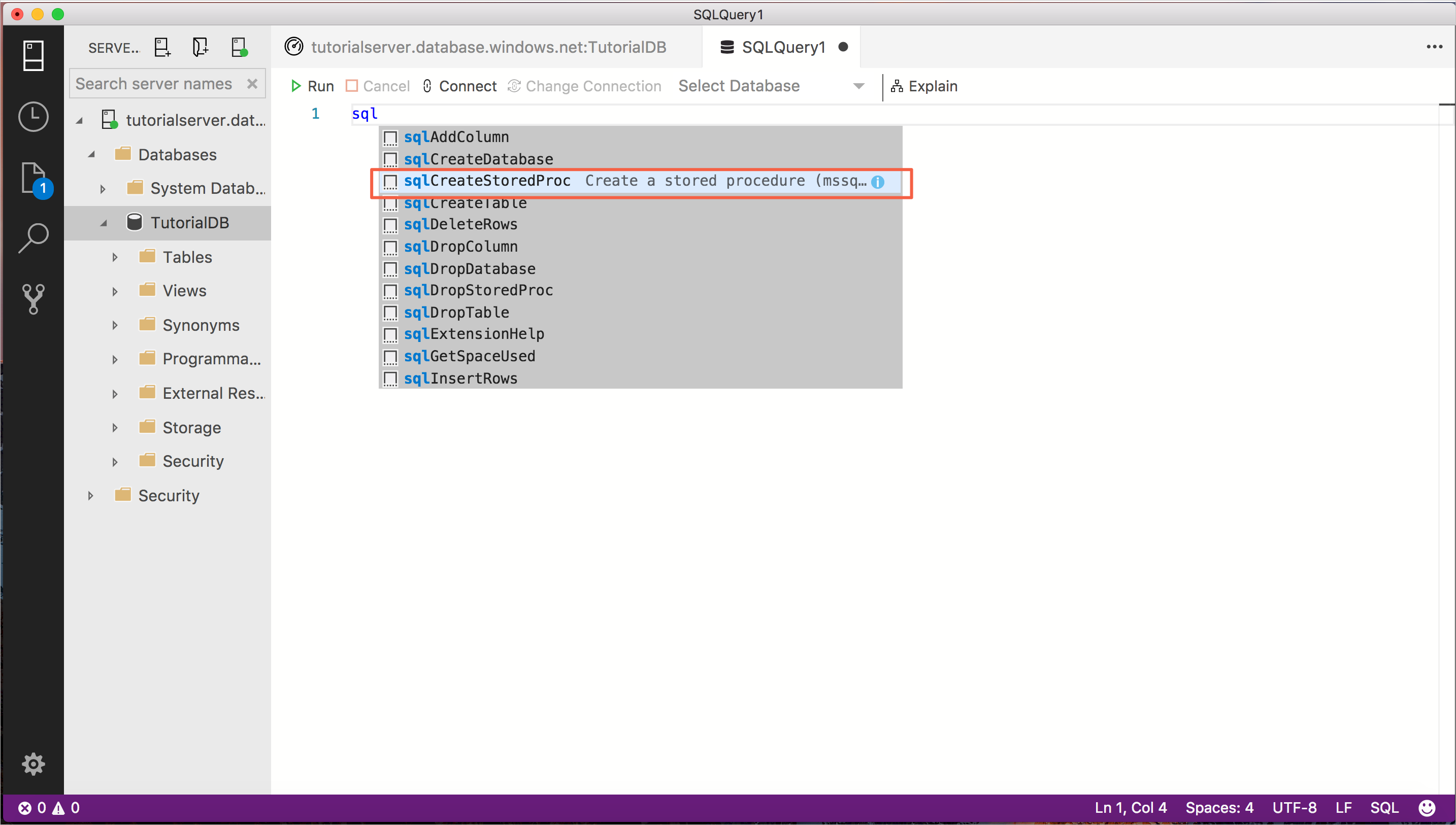 Capture d’écran montrant l’éditeur de requête avec sql tapé dans l’éditeur et l’option sqlCreateStoredProcedure mise en évidence.