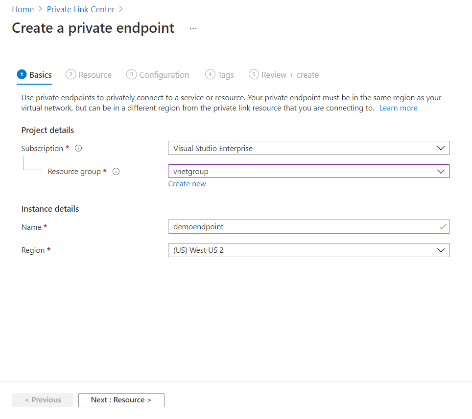 Capture d'écran du portail Azure montrant l'onglet Basics avec des champs pour fournir des valeurs pour le point de terminaison privé.