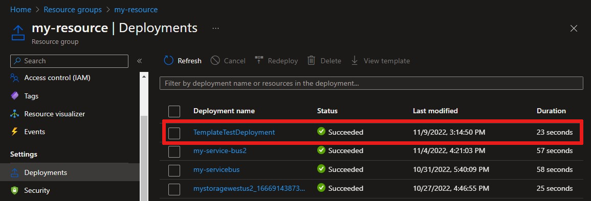 Capture d’écran montrant la liste des déploiements d’une ressource dans le portail Azure, avec un modèle de test mis en évidence.