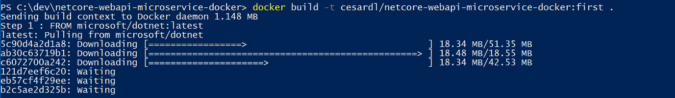 Capture d’écran montrant la sortie de la commande docker build dans la console.