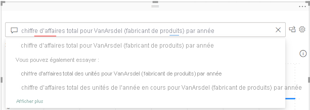 Capture d’écran du champ question Q&A avec des termes suggérés du modèle sémantique soulignés en bleu et des questions suggérées correspondantes de Power BI.