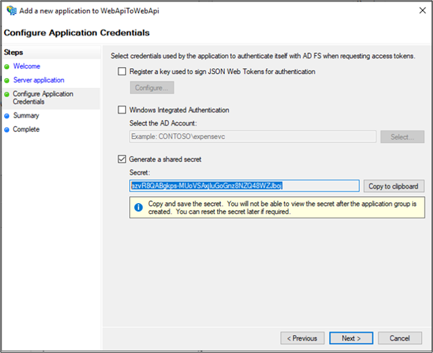 Capture d’écran de la page Configurer les informations d’identification de l’application de l’Assistant Ajouter une nouvelle application à WebApiToWebApi montrant l’option Générer un secret partagé sélectionnée et le secret partagé généré mis en évidence.