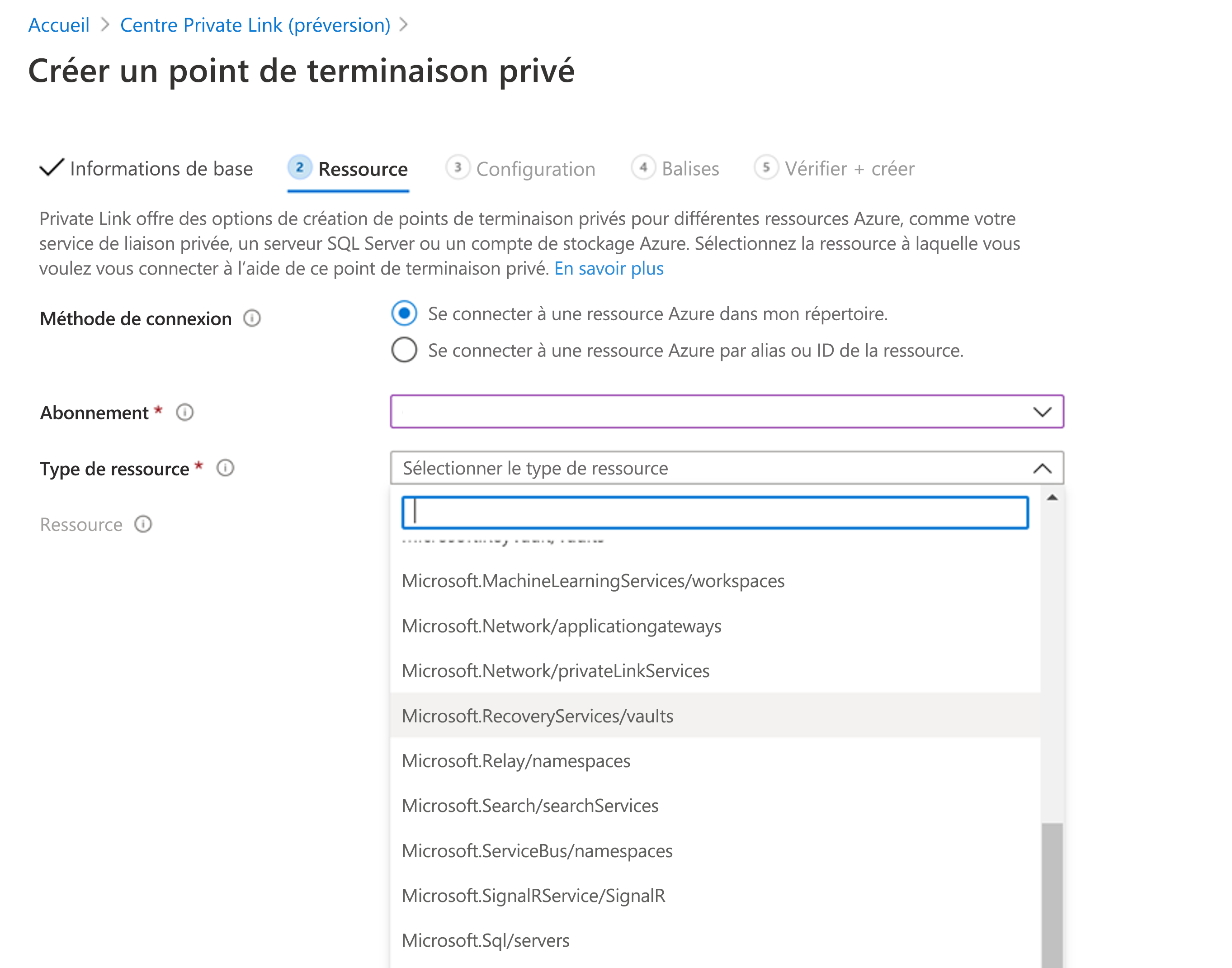 Montre l’onglet Ressource ainsi que les champs Type de ressource, Ressource et Sous-ressource cible pour la liaison à un point de terminaison privé dans le portail Azure