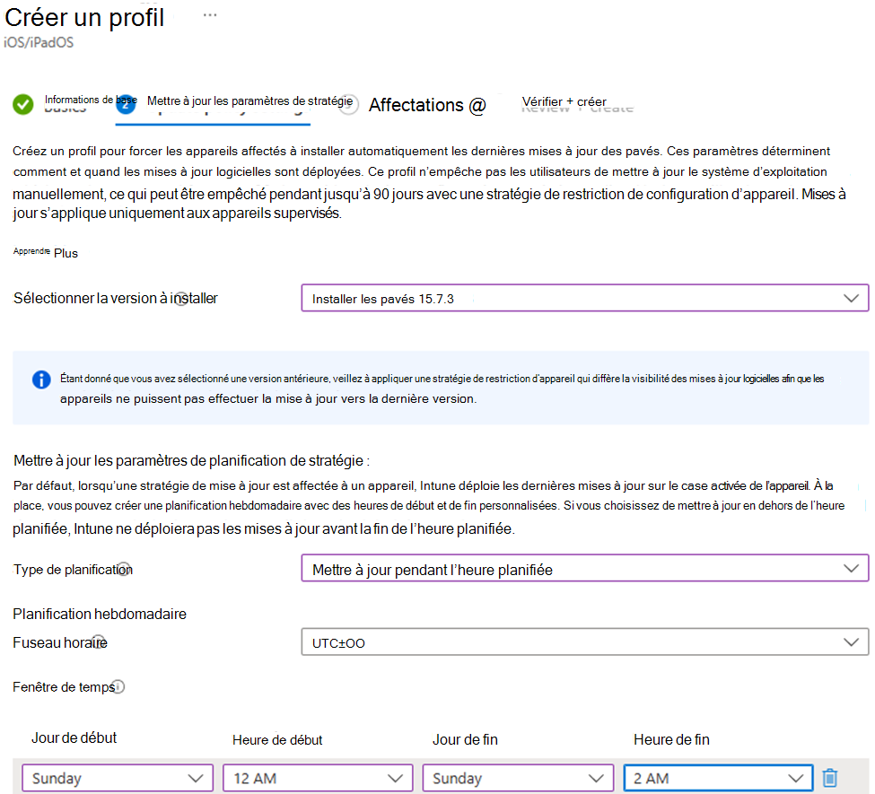 Capture d’écran montrant la version spécifique à installer et à installer les mises à jour le dimanche pour les appareils iOS/iPadOS dans le centre d’administration Microsoft Intune.