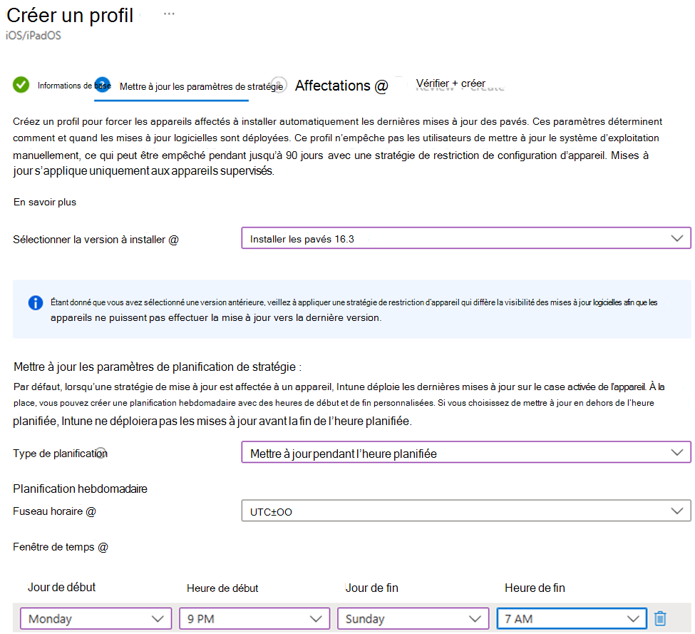 Capture d’écran montrant la version spécifique pour installer et installer les mises à jour du lundi soir pour les appareils iOS/iPadOS dans le centre d’administration Microsoft Intune.