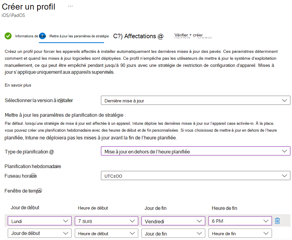 Capture d’écran montrant l’installation de la dernière version et des paramètres de mise à jour logicielle en dehors de l’heure planifiée pour les appareils iOS/iPadOS dans le centre d’administration Microsoft Intune.