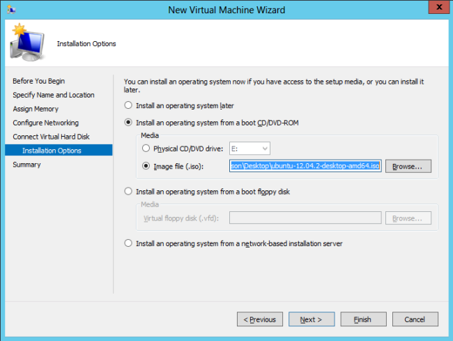 Capture d’écran montrant l’Assistant Nouvelle machine virtuelle dans la page Options d’installation. Installez un O S à partir d’une ROM de démarrage C D DD V D et le fichier image dot i s o sont sélectionnés.