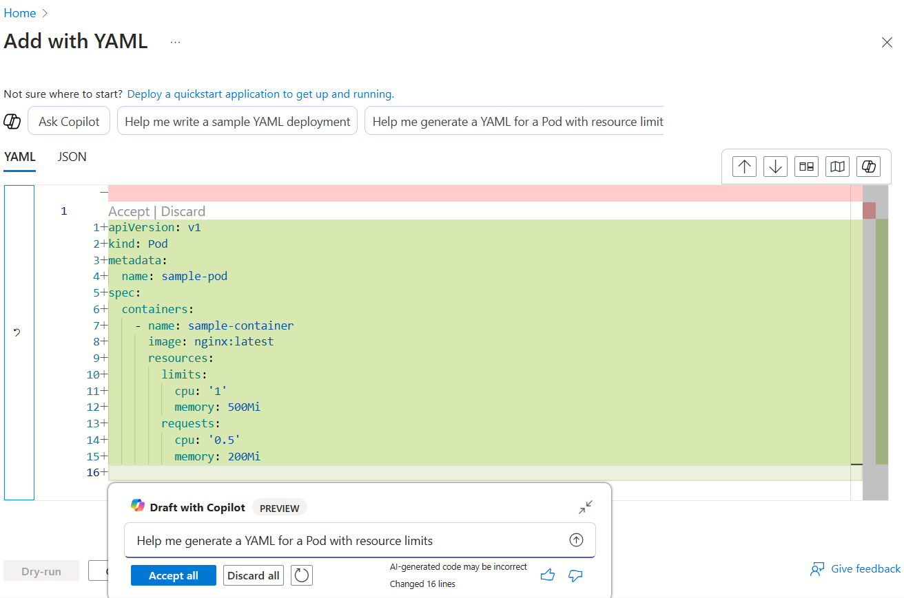 Capture d’écran montrant l’éditeur YAML avec une invite pour créer un déploiement AKS.