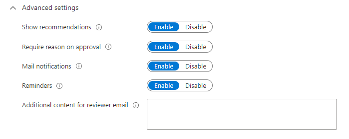 Capture d’écran de la section Paramètres avancés pour afficher des recommandations, exiger la raison lors de l’approbation, envoyer des notifications par e-mail et des rappels.
