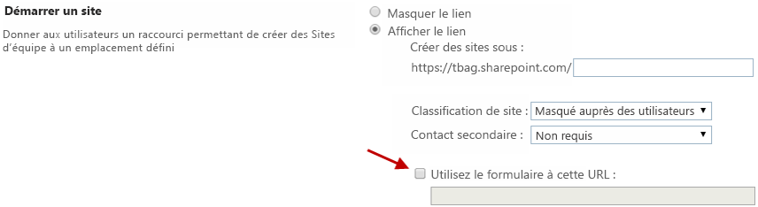 Sur cette page, une flèche pointe vers la zone de case activée intitulée Utiliser le formulaire à cette URL, qui n’est pas cochée. Autres contrôles et texte de cette page : donnez aux utilisateurs un raccourci pour créer des sites d’équipe à un emplacement défini. Case d’option Masquer le lien n’est pas sélectionné, case d’option Afficher le lien est sélectionné. Le champ Classification de site est Masqué pour les utilisateurs. Le champ contact secondaire n’est pas obligatoire.