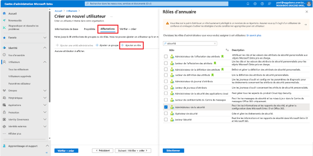 Capture d’écran du panneau Créer un utilisateur dans lequel l’onglet suivant dans la navigation de l’Assistant intitulé Affectations est sélectionné. Il affiche un bouton intitulé Ajouter un rôle mis en surbrillance. Dans le volet Rôles d’annuaire ouvert à droite, le rôle d’administrateur de sécurité est mis en surbrillance.