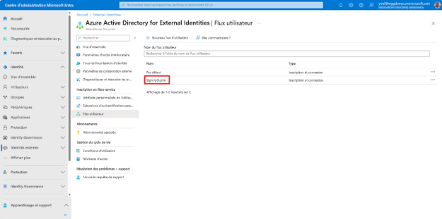 Capture d’écran du panneau Flux d’utilisateurs dans Identités externes avec un flux d’utilisateur intitulé SignUpSignIn mis en évidence dans la liste de grilles.