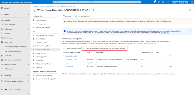 Capture d’écran d’un bouton intitulé Accorder un consentement d’administrateur pour Woodgrove Groceries mis en évidence dans le panneau Autorisations d’API.