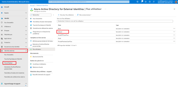 Capture d’écran du panneau Flux d’utilisateurs dans Identités externes mettant en évidence un flux d’utilisateur intitulé Par défaut dans la liste de grilles des flux d’utilisateurs.