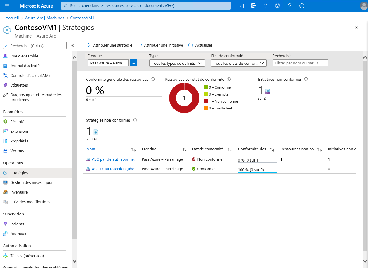 Capture d’écran montrant les stratégies appliquées sur ContosoVM1. Deux stratégies sont appliquées et la machine virtuelle est conforme à l’une des deux, mais pas à l’autre.