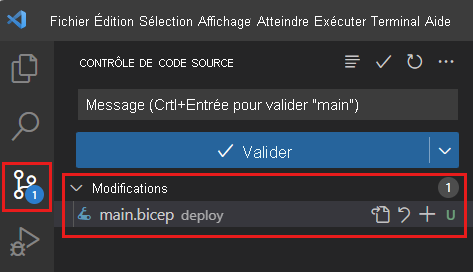 Capture d’écran de Visual Studio Code qui affiche le Contrôle de code Source, avec une modification sur le badge d’icône et le fichier main.bicep listé comme fichier modifié.