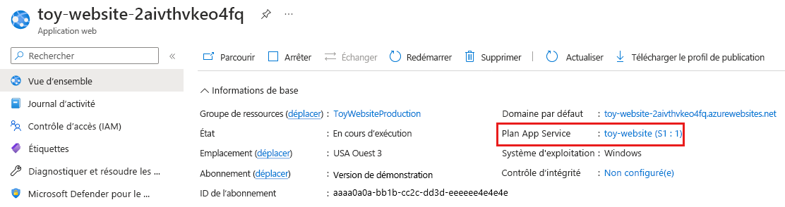 Capture d’écran du portail Azure montrant l’application de production du site web de démonstration App Services et les détails de la référence SKU du plan App Service.