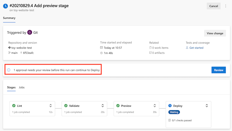 Capture d’écran de l’interface Azure DevOps qui montre l’exécution du pipeline, avec la demande d’approbation mise en évidence.