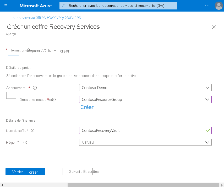 Capture d’écran du panneau Créer un coffre Recovery Services dans le portail Azure. L’administrateur a défini l’abonnement, le groupe de ressources et la région, et entré le nom du coffre ContosoRecoveryVault.