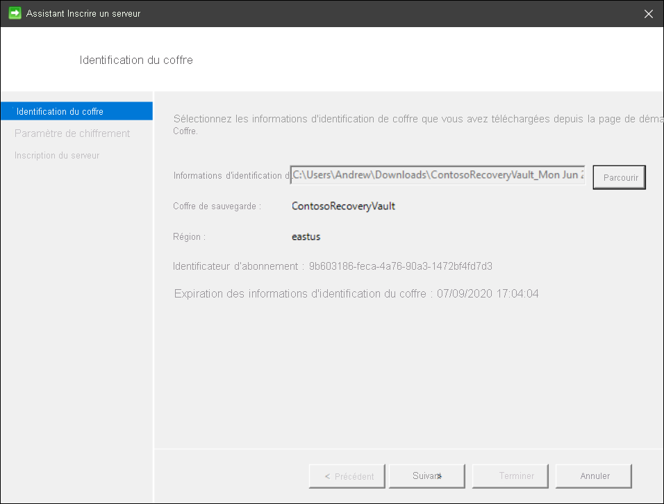 Capture d’écran de la page Identification du coffre de l’Assistant Inscription du serveur. Les informations d’identification du coffre ont été fournies.