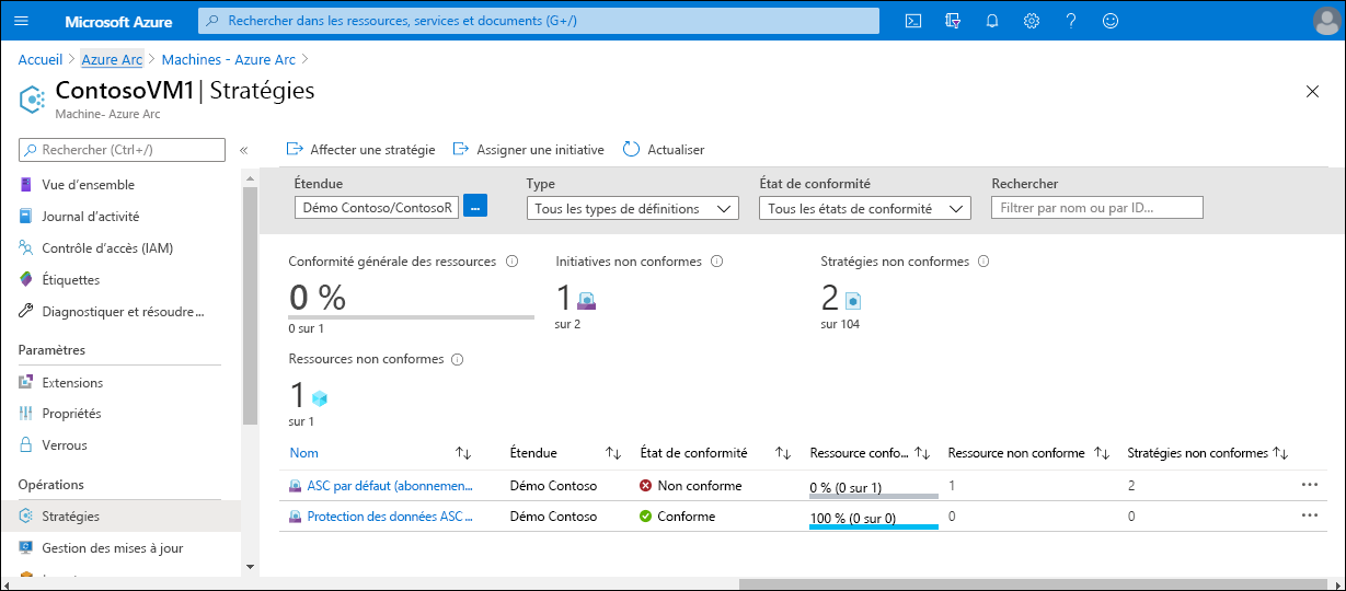 Capture d’écran des stratégies appliquées sur une machine virtuelle. Deux stratégies sont appliquées, une à laquelle la machine virtuelle est conforme (ContosoVM1) et l’autre à laquelle elle n’est pas conforme.