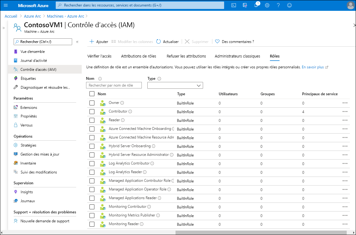 Capture d’écran de la page de contrôle d’accès (IAM) dans le portail Azure pour la machine virtuelle sélectionnée : ContosoVM1. Le volet d’informations comprend cinq onglets : Vérifier l’accès, Attributions de rôles, Affectations de refus, Administrateurs classiques et Rôles (sélectionné). Une liste de rôles s’affiche.