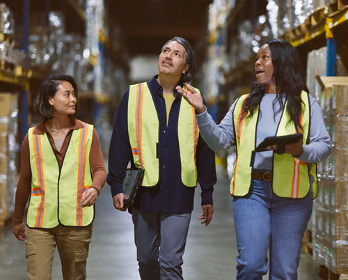 Photographie montrant trois travailleurs du secteur de la construction représentant la responsabilisation et l’inclusivité : fournir des ressources, une culture collaborative et se concentrer sur les besoins de l’entreprise.