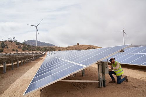 Photo montrant des personnes travaillant sur des panneaux solaires.