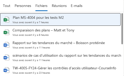 Capture d’écran montrant les options de requête de pièce jointe lorsque vous entrez une barre oblique dans la requête.