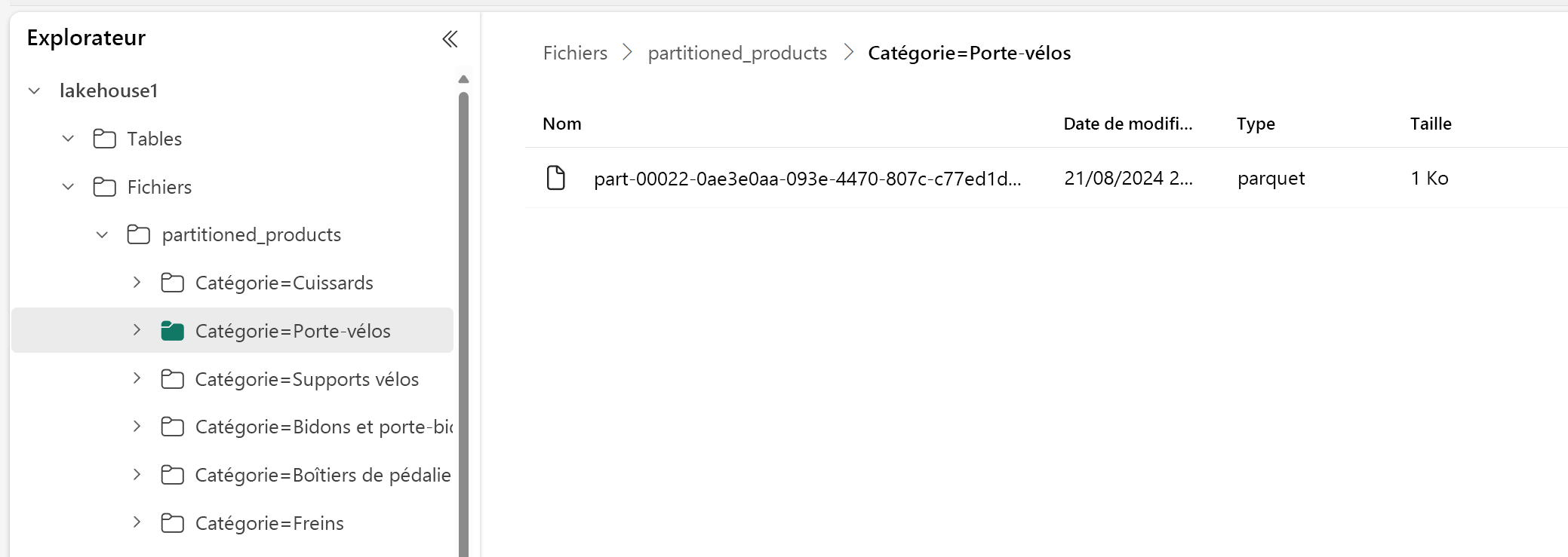 Image d’écran de l’explorateur lakehouse et du fichier de produits partitionné par catégorie.