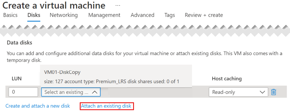 Capture d’écran de la page Disques de l’Assistant Création d’une machine virtuelle, avec un disque mis en surbrillance, ainsi que l’option permettant d’attacher un disque existant.