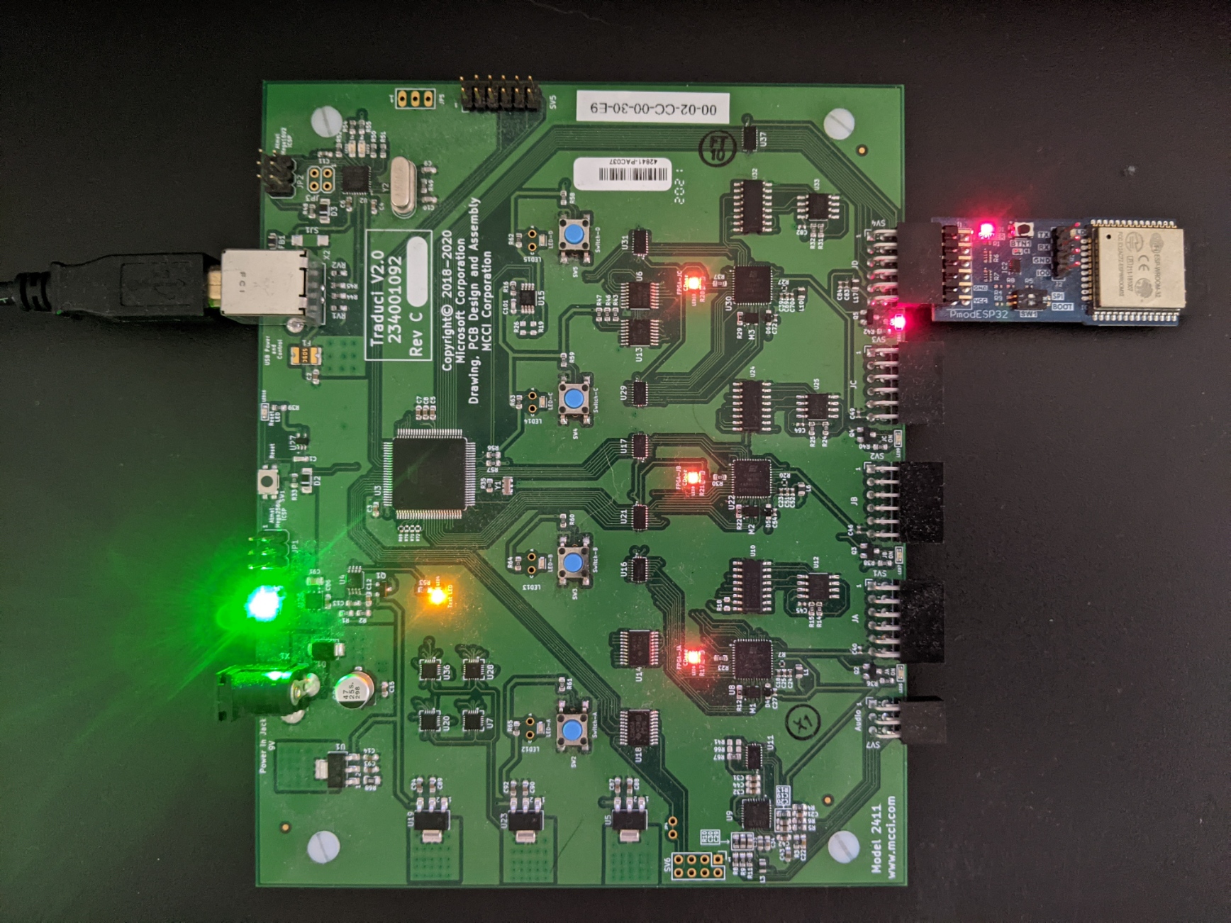 Photo de l’appareil Modèle 2433 ESP32 monté sur un traîneau compatible BTP.