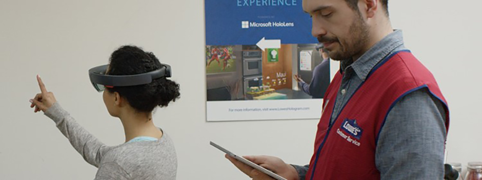 Un associé de Lowe’s utilise une tablette pour guider les clients tout au long de l’expérience HoloLens.