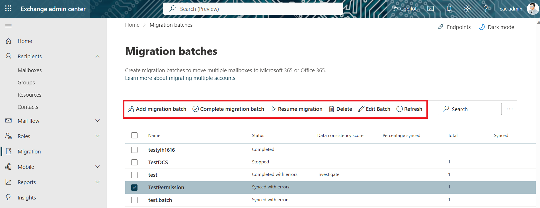 Screenshot della pagina Batch di migrazione in EAC, con i pulsanti della barra degli strumenti evidenziati.