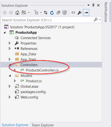 Screenshot delle opzioni di menu esplora soluzioni, che circonda l'opzione appena creata denominata 'products controller dot C S nella cartella controllers.