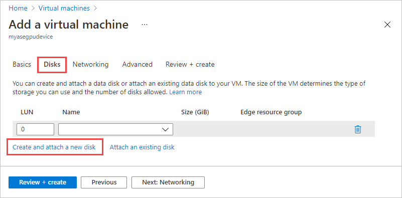 Screenshot che mostra la scheda Dischi nella procedura guidata Aggiungi macchina virtuale per Azure Stack Edge. L'opzione Crea e collega un nuovo disco è evidenziata.