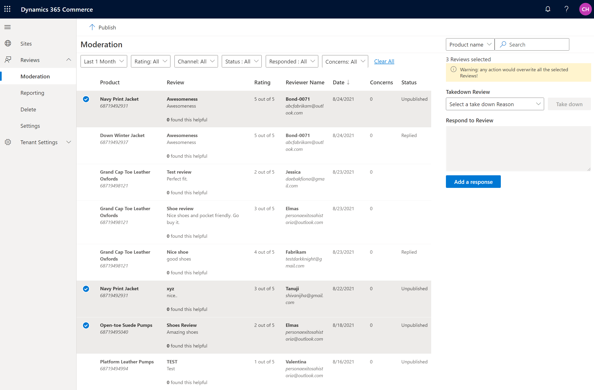 Tre valutazioni e recensioni non pubblicate nella pagina Moderazione nel generatore di siti di Commerce.