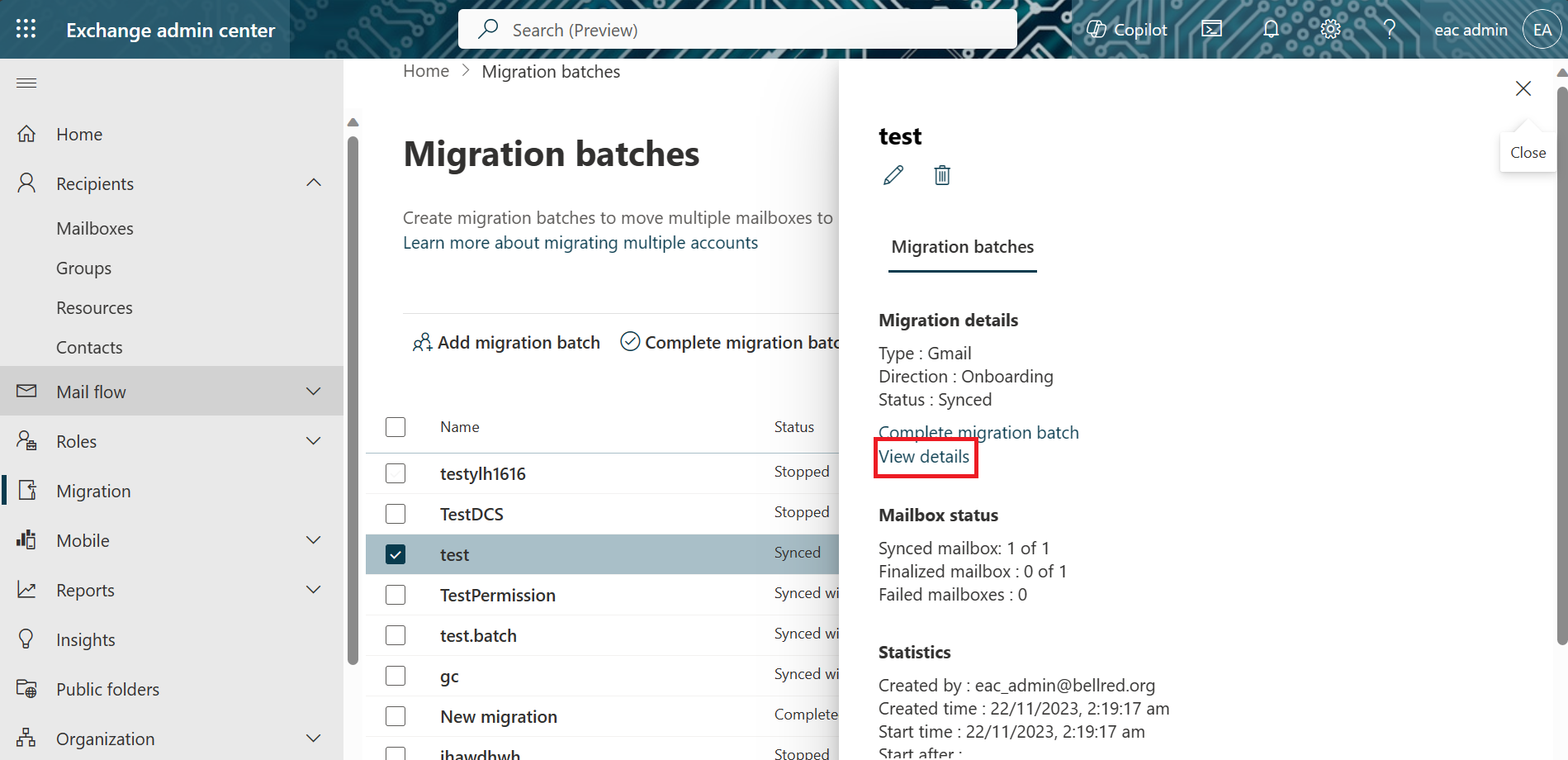 Screenshot della pagina Batch di migrazione di EAC, con le proprietà di un batch di migrazione visualizzate nel riquadro slideout con il collegamento Visualizza dettagli evidenziato.