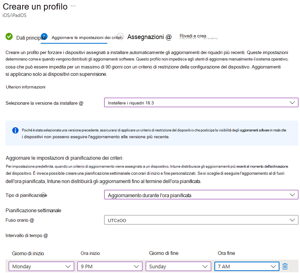 Screenshot che mostra la versione specifica per installare e installare gli aggiornamenti il lunedì sera per i dispositivi iOS/iPadOS nell'interfaccia di amministrazione di Microsoft Intune.