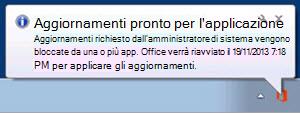 Screenshot di una notifica che indica che gli aggiornamenti richiesti dall'amministratore di sistema sono bloccati da una o più app, con un orario specifico per il riavvio di Office.