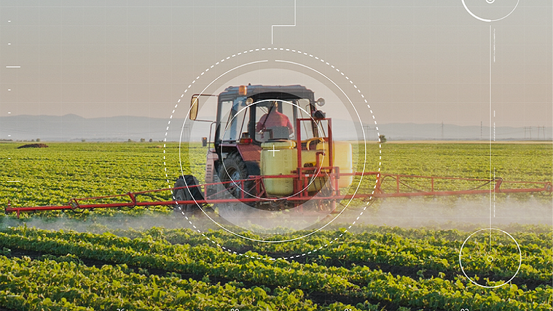 Foto dell'agricoltore che opera un trattore in un campo.