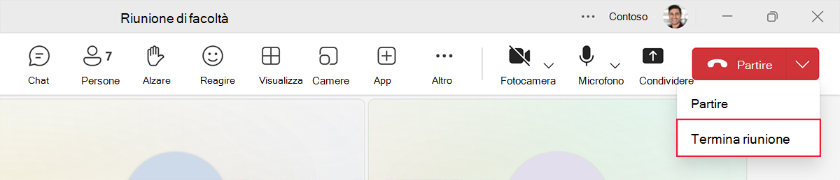 Screenshot che mostra l'opzione per terminare la riunione per tutti i partecipanti selezionando la freccia giù sul pulsante Esci.