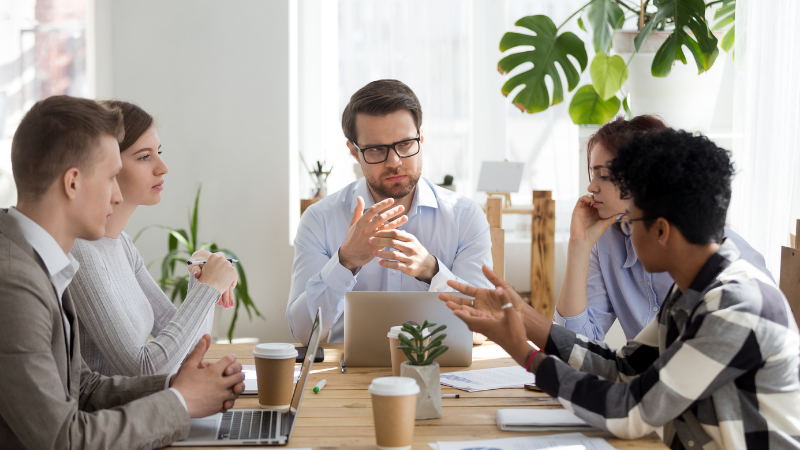 Immagine di cinque dirigenti scolastici che intervengono e collaborano con il team dell'infrastruttura tecnologica didattica.