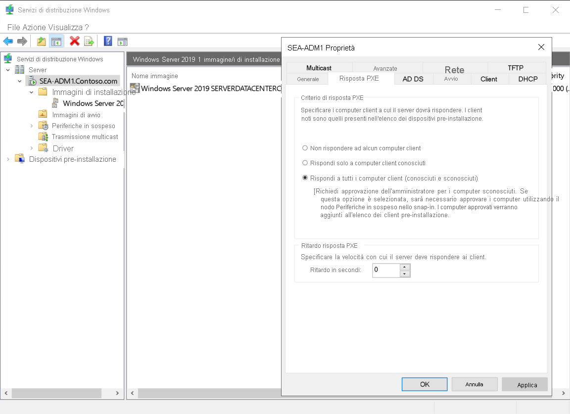 Screenshot della console di Servizi di distribuzione Windows a cui è sovrapposta la finestra di dialogo delle proprietà di SEA-ADM1. L'amministratore ha selezionato la scheda Risposta PXE e l'opzione Rispondi a tutti i computer client (conosciuti e sconosciuti).