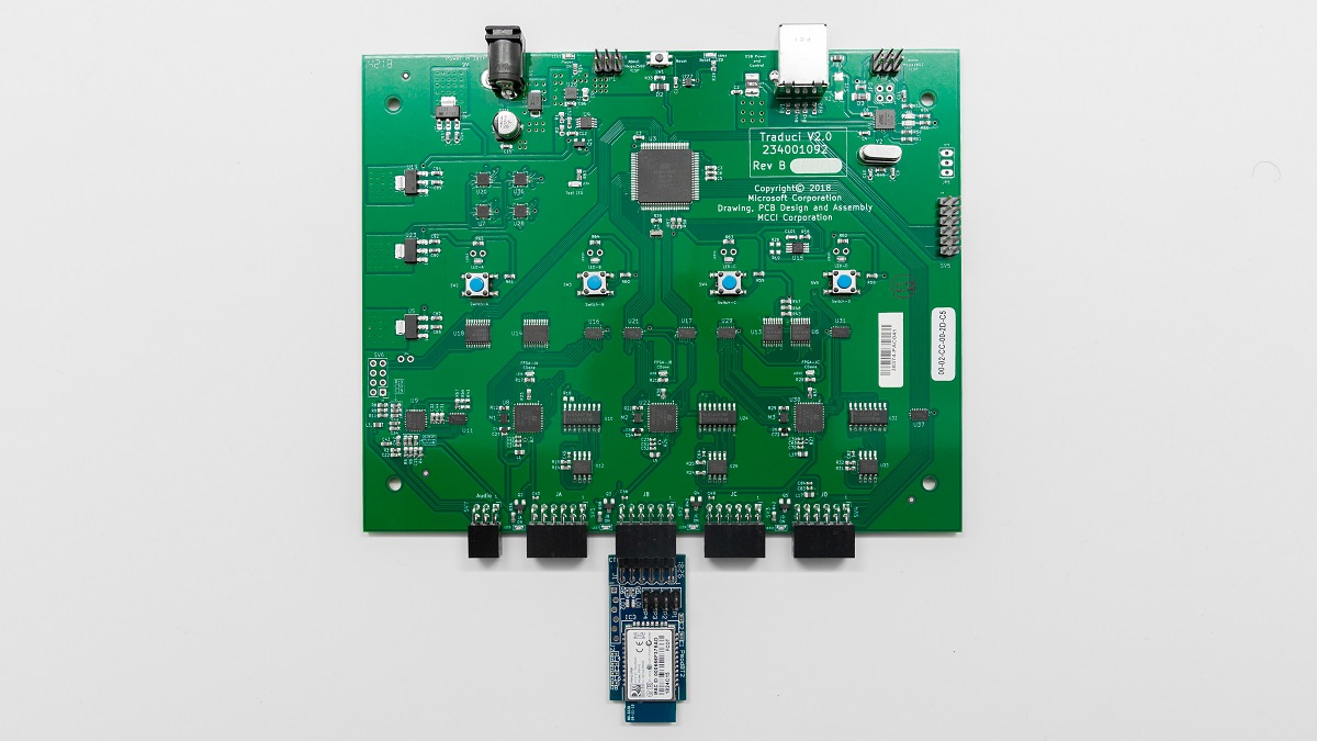 Scheda del circuito traduci con un dispositivo periferico connesso a una delle porte a 12 pin.