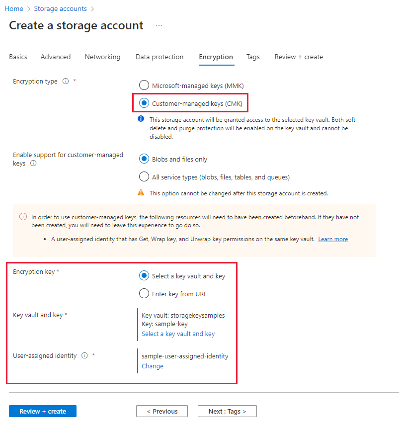 Azure portal で新しいストレージ アカウントのカスタマー マネージド キーを構成する方法を示すスクリーンショット。