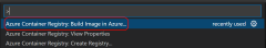 Visual Studio Code のスクリーンショット。Azure でコンテナーをビルドするタスクを呼び出す方法が示されています。