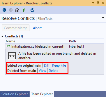 Visual Studio 2019 のチーム エクスプローラーの [競合の解決] ビューの競合ファイルに対するマージのオプションのスクリーンショット。